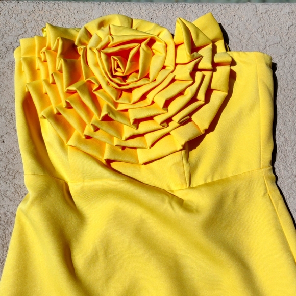 Do+Be Strapless yellow mini with gorgeous flower adornment - Picture 2 of 5